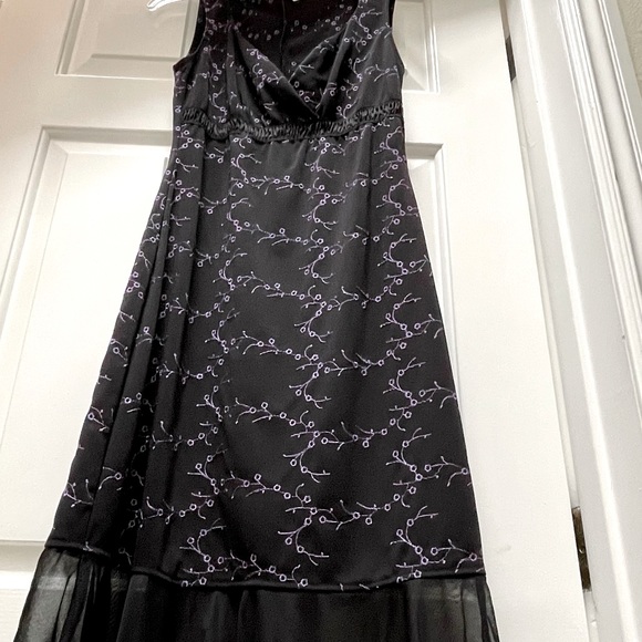 Hourglass Sleeveless Dress, size medium. - Picture 12 of 13